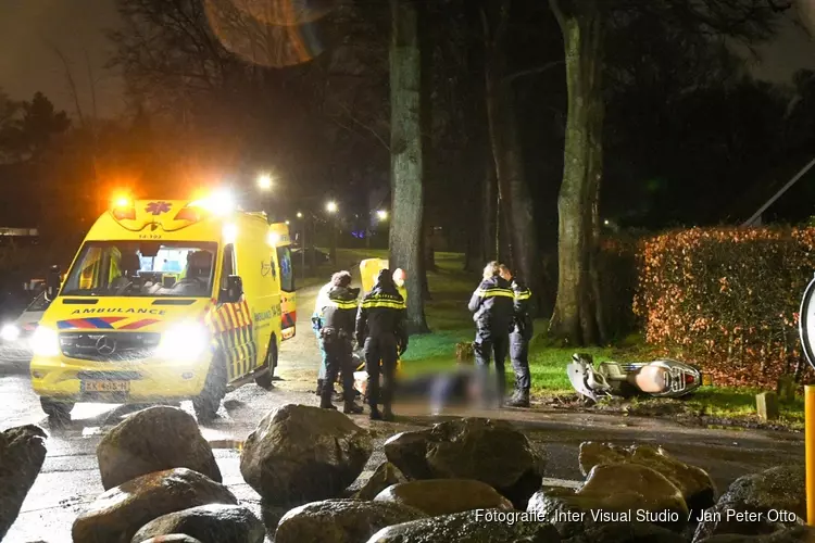 Brommerrijder zwaargewond aangetroffen op straat in Hilversum