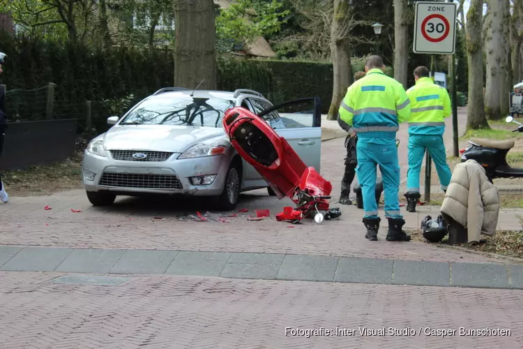 Aanrijding scooter met auto in Blaricum