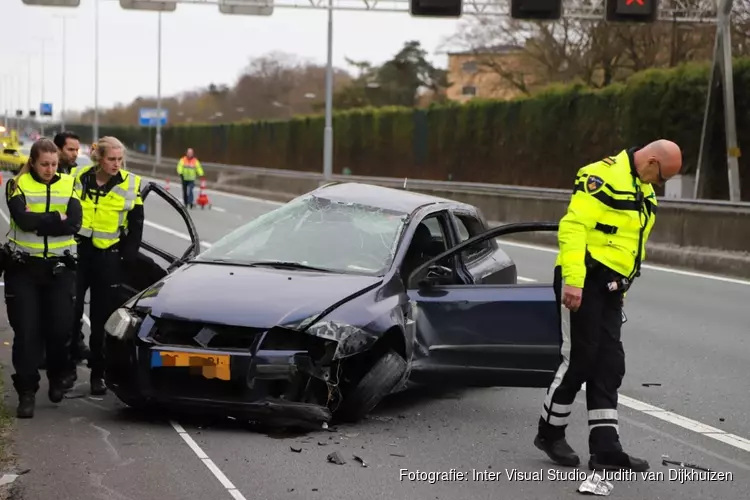 Auto gecrasht op A1 bij Huizen, één aanhouding