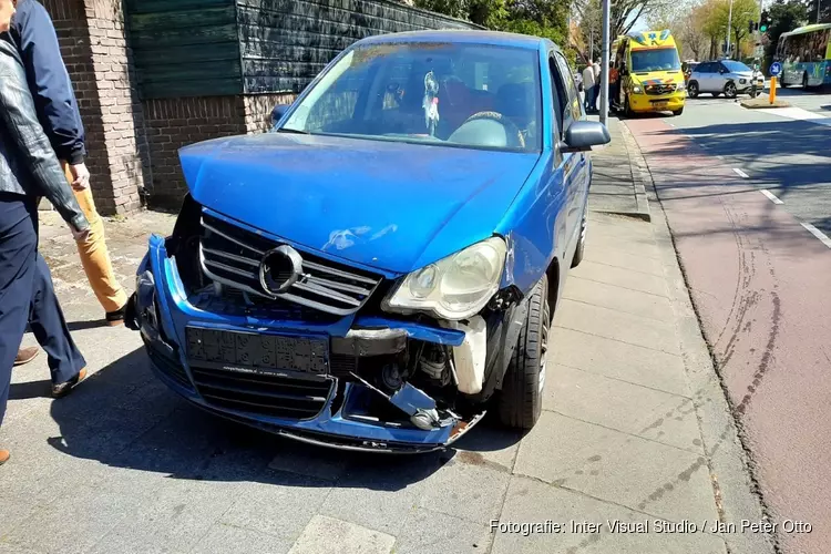 Auto total-loss na aanrijding in Loosdrecht