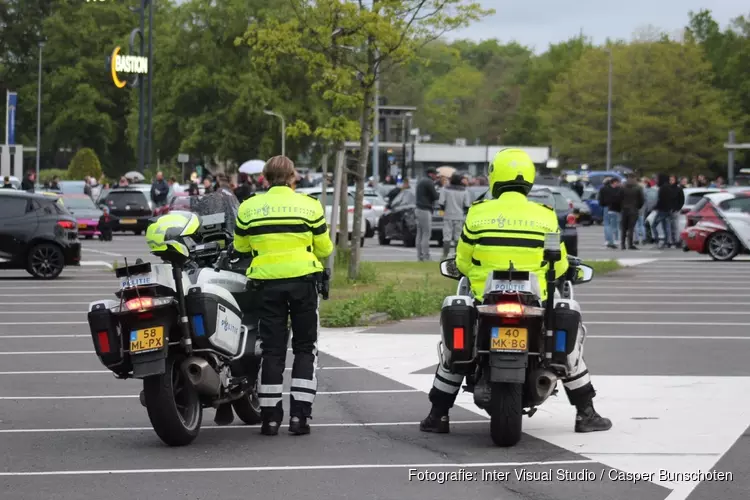 Politie beëindigt car-meeting bij station Bussum-Zuid