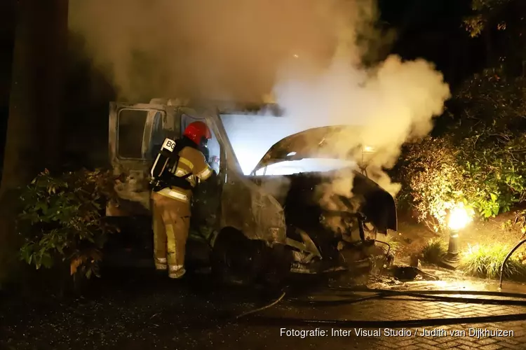 Lichaam aangetroffen in brandende pick-up voor villa