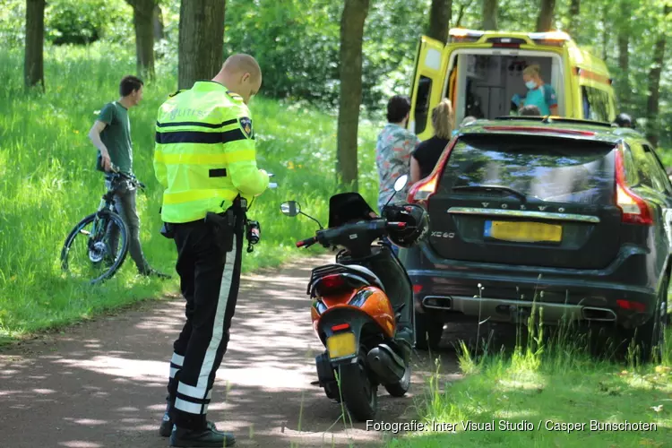 Botsing tussen fietser en scooter Huizen