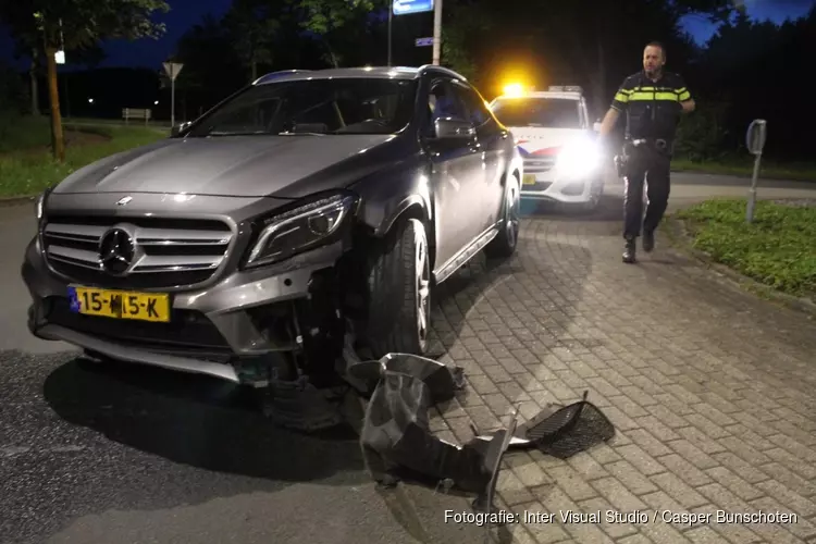 Auto tegen dwangpijl in Huizen