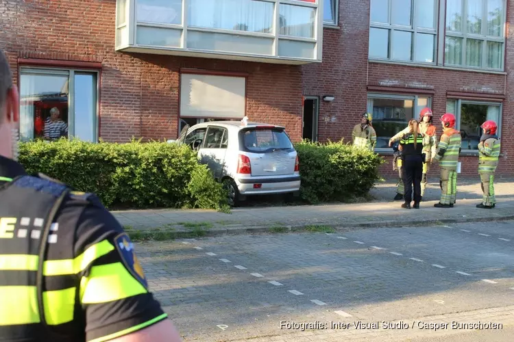 Auto tegen zorgcentrum in Huizen gereden