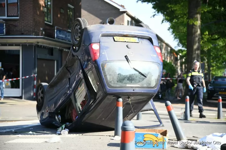 Auto belandt op zijn kop bij ongeval in Hilversum