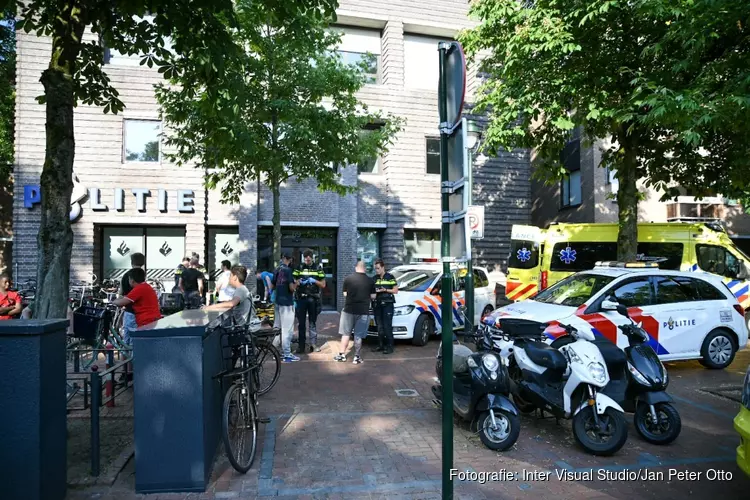 Man valt van gevel van voormalig politiebureau Hilversum