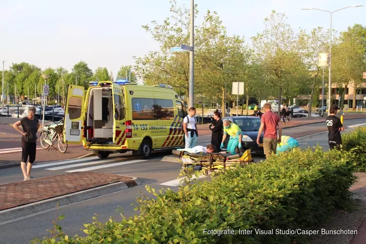 Man aangereden op voetpad in Huizen