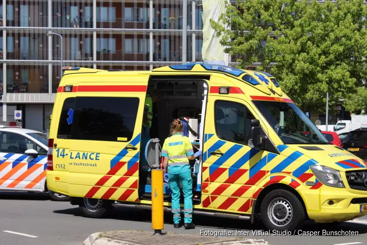 Automobilist gewond in Huizen na botsing