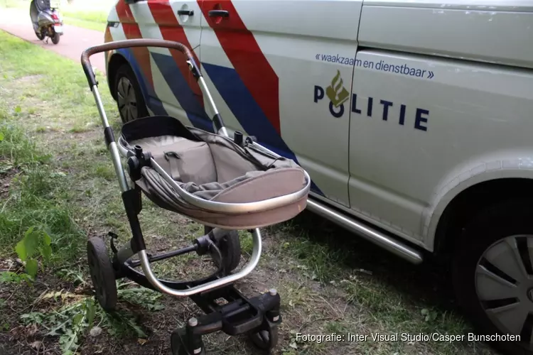 Kinderwagen gevonden in water aan de Giek in Huizen