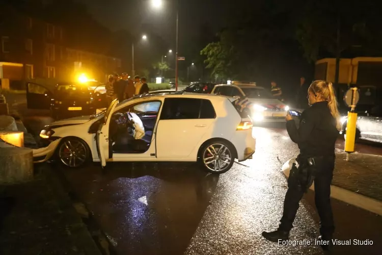 Auto tegen betonblok in Huizen