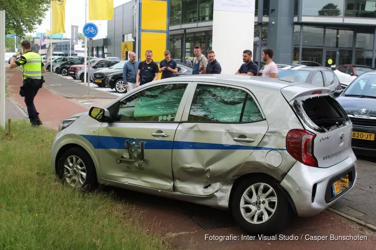 Ambulance zelf betrokken bij ongeval in Huizen