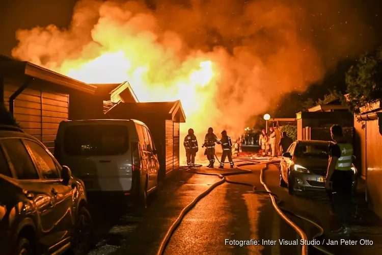 Uitslaande brand op chaletpark Loosdrecht