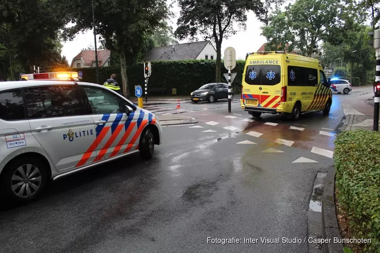 Bestuurder snorscooter gewond na aanrijding in Huizen