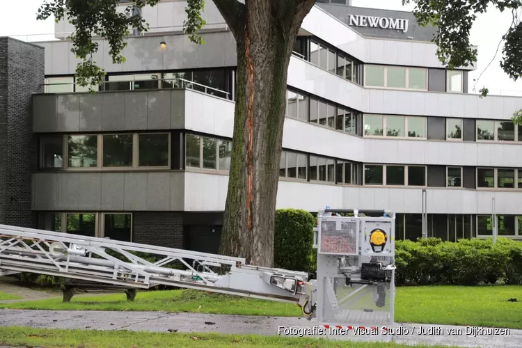 Deel van boom losgescheurd in Naarden