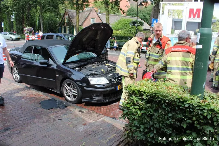 Auto vliegt in brand in centrum van Laren