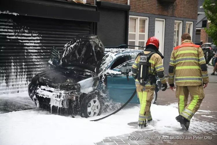 Auto ontbrandt tijdens rijden in Hilversum