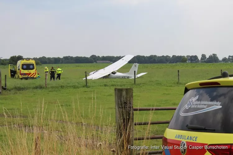 Zweefvliegtuig maakt noodlanding: twee gewonden