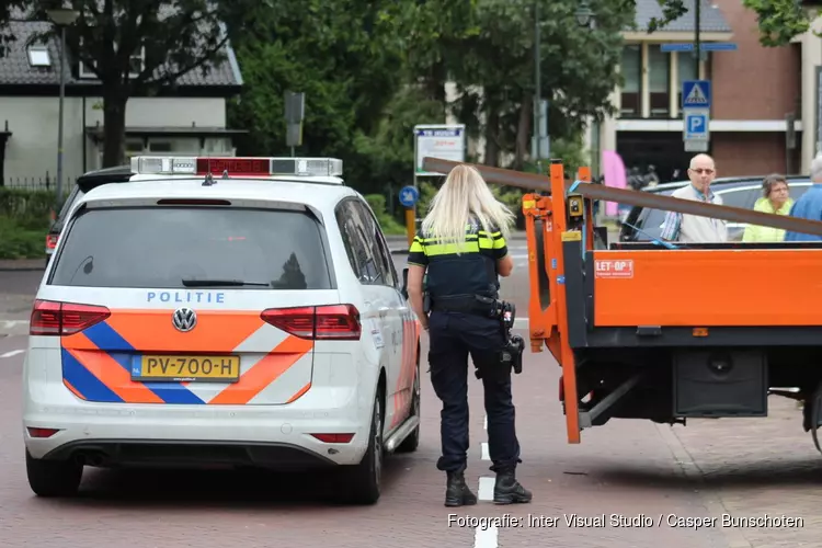 Fietser rijdt tegen lading bestelbus aan en raakt gewond