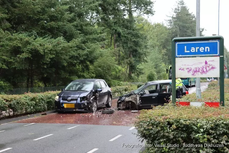 Persoon naar ziekenhuis na ongeval met twee auto&#39;s