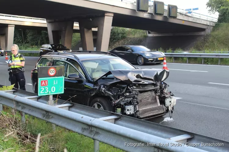 Botsing op A1 bij Naarden, bestuurders met de schrik vrij