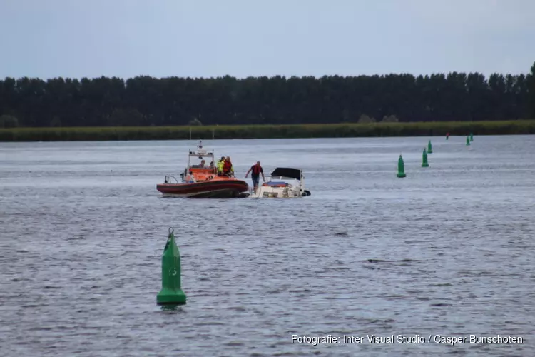 Bootje met vier mensen aan boord dreigt te zinken op Gooimeer