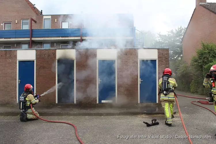 Brand in schuur in Huizen