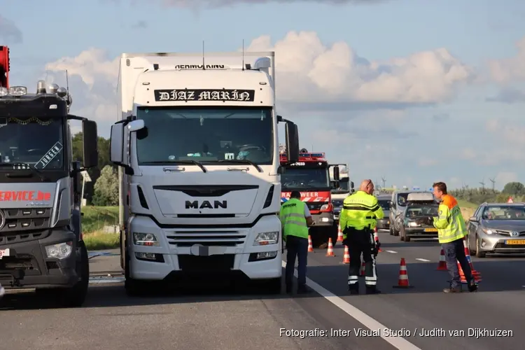 Vrachtauto in de problemen geraakt op snelweg bij Blaricum, brandweer ter plaatse