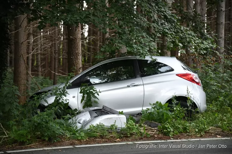 Auto raakt van de weg net buiten Hilversum