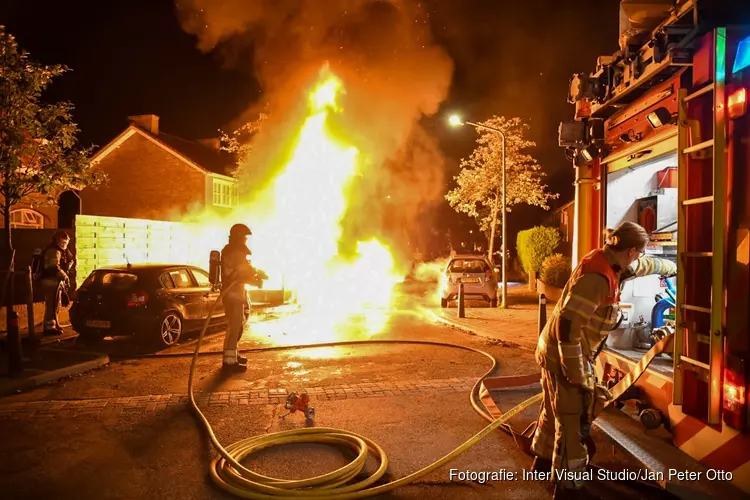 Brandende aanhanger zorgt voor vuurzee in Hilversumse woonwijk