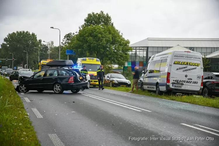 Gewonde na botsing met drie voertuigen