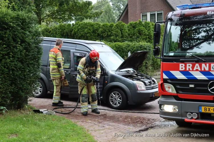 Auto raakt zwaar beschadigd na brand