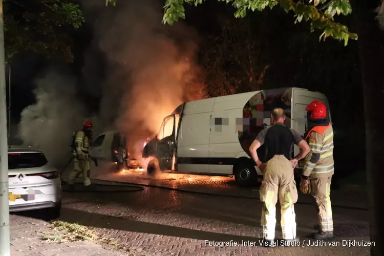 Verwoestende brand in Naarden; twee auto&#39;s total-loss