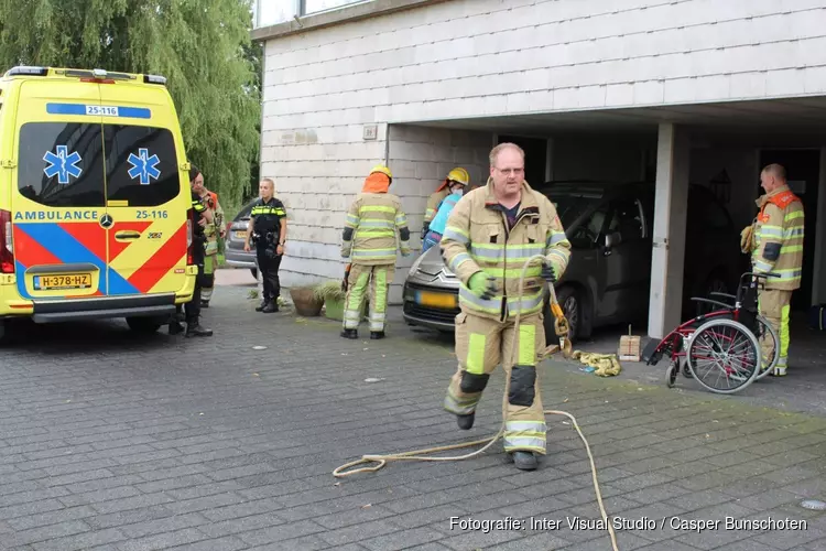 Vrouw komt klem te zitten tussen autodeur