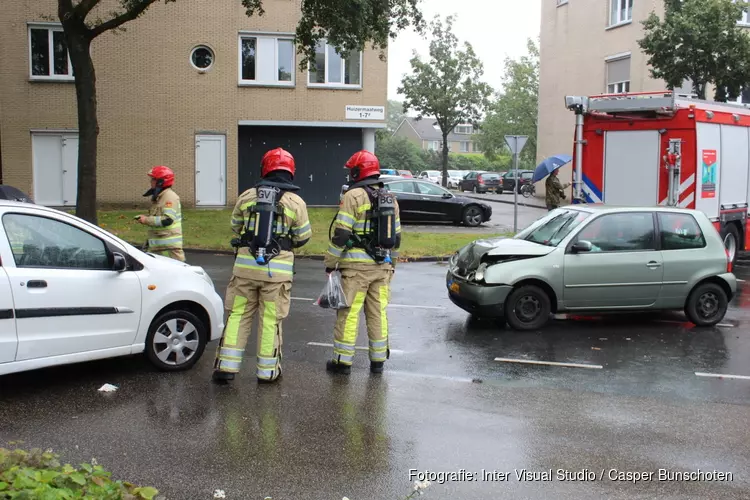 Brandstof op wegdek na botsing in Huizen