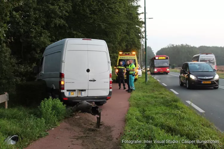 Bestelbus rijdt op lantaarnpaal in Huizen