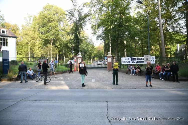 Demonstranten bij het hek van Landgoed De Zwaluwenberg tegen coronapaspoort