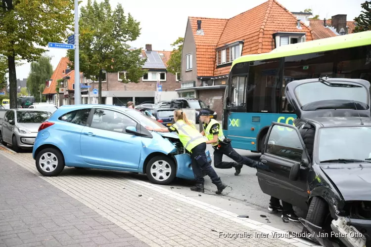 Meisje gewond na aanrijding tussen twee personenauto&#39;s