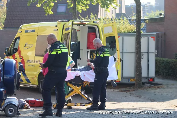 Ongeval in Huizen, man op scootmobiel aangereden