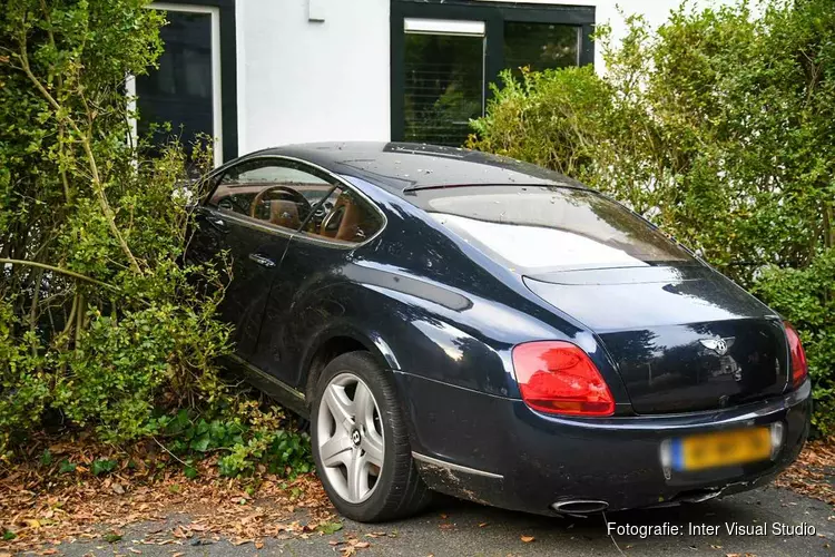 Bestuurder Bentley trapt per ongeluk gas in, auto belandt in heg in Hilversum