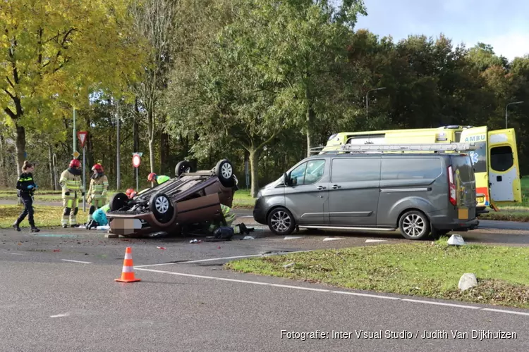 Auto over de kop bij flink ongeval op druk kruispunt in Naarden