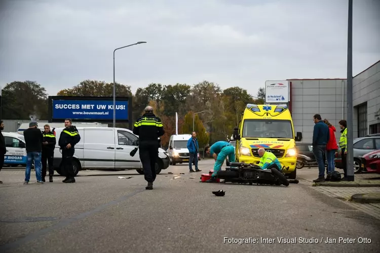 Motorrijder gewond na botsing met bestelbus