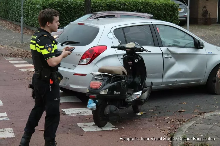 Scooterrijder aangereden in Huizen