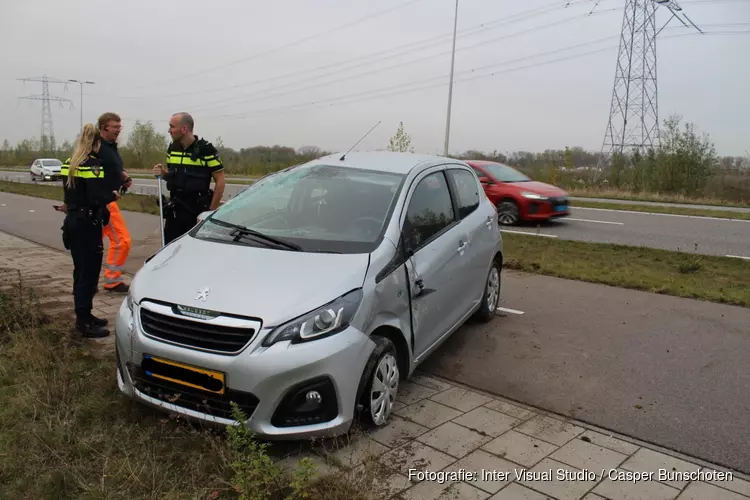 Auto over de kop in Muiden