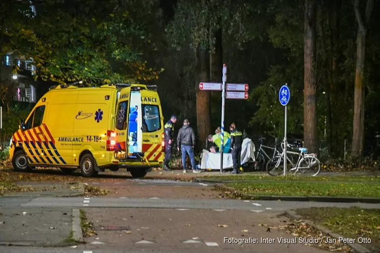 Twee fietsers botsen op rotonde in Hilversum