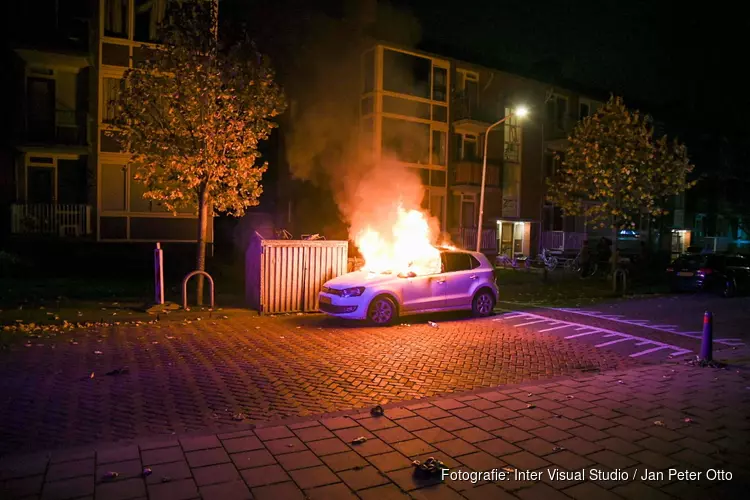 Auto door brand verwoest, vermoedelijk brandstichting