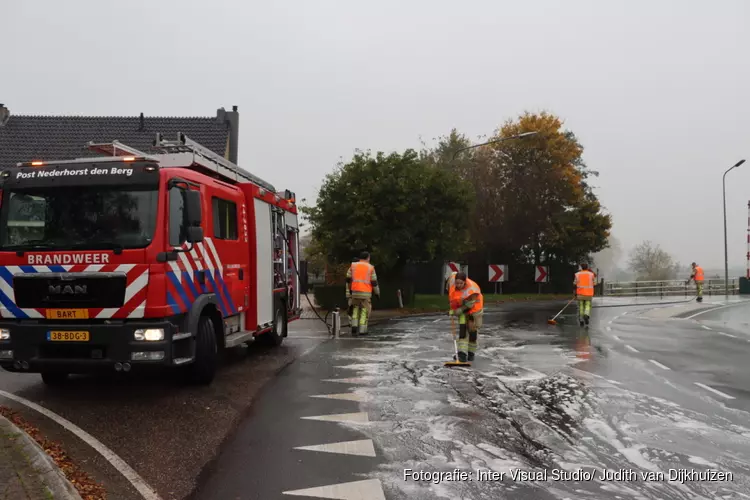 Brandweer verwijderd oliespoor in Nederhorst