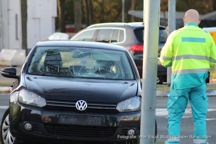 Fietser geschept door auto in Huizen