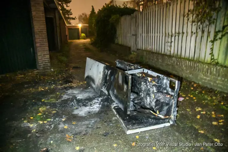 Brand bij garageboxen in Hilversum snel onder controle