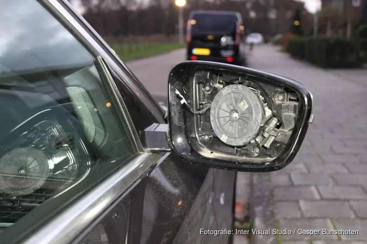 Spiegels weggenomen bij auto&#39;s in Naarden